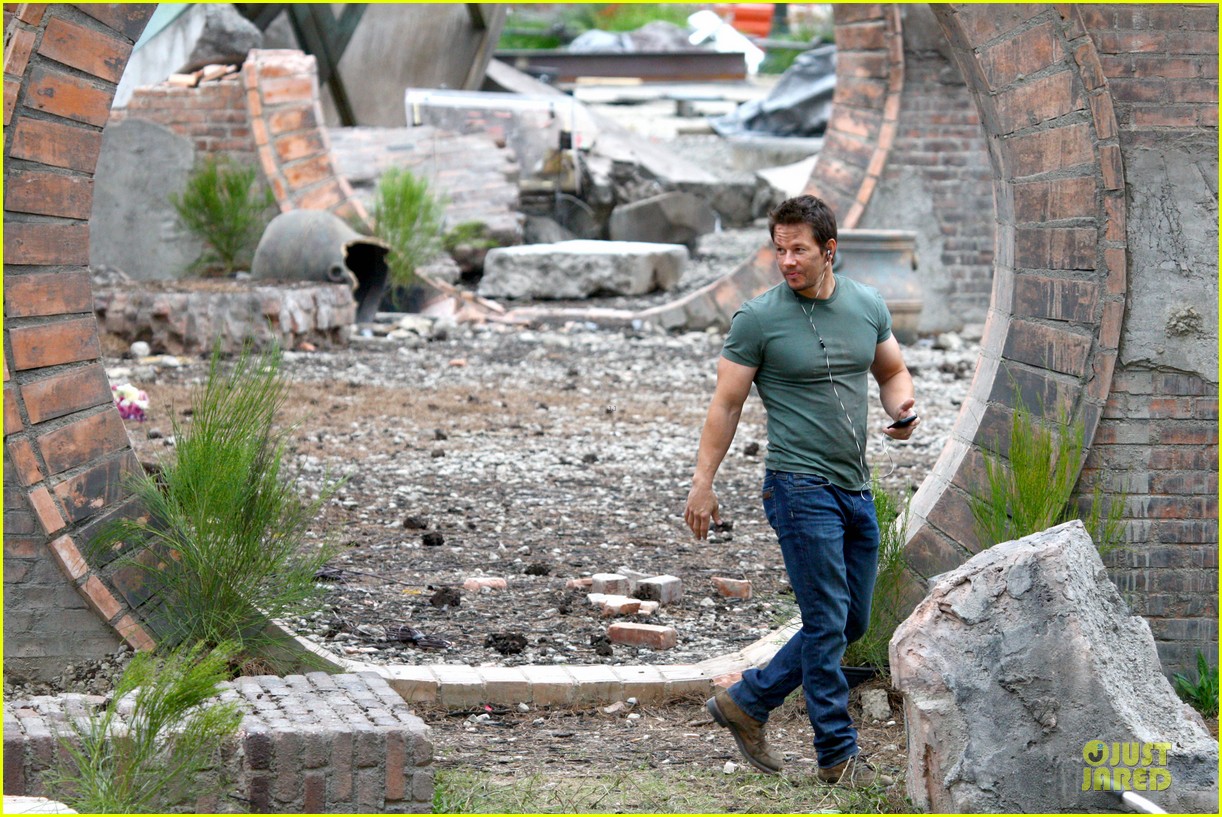 mark wahlberg bloody head wounds on transformers 4 set 152923422