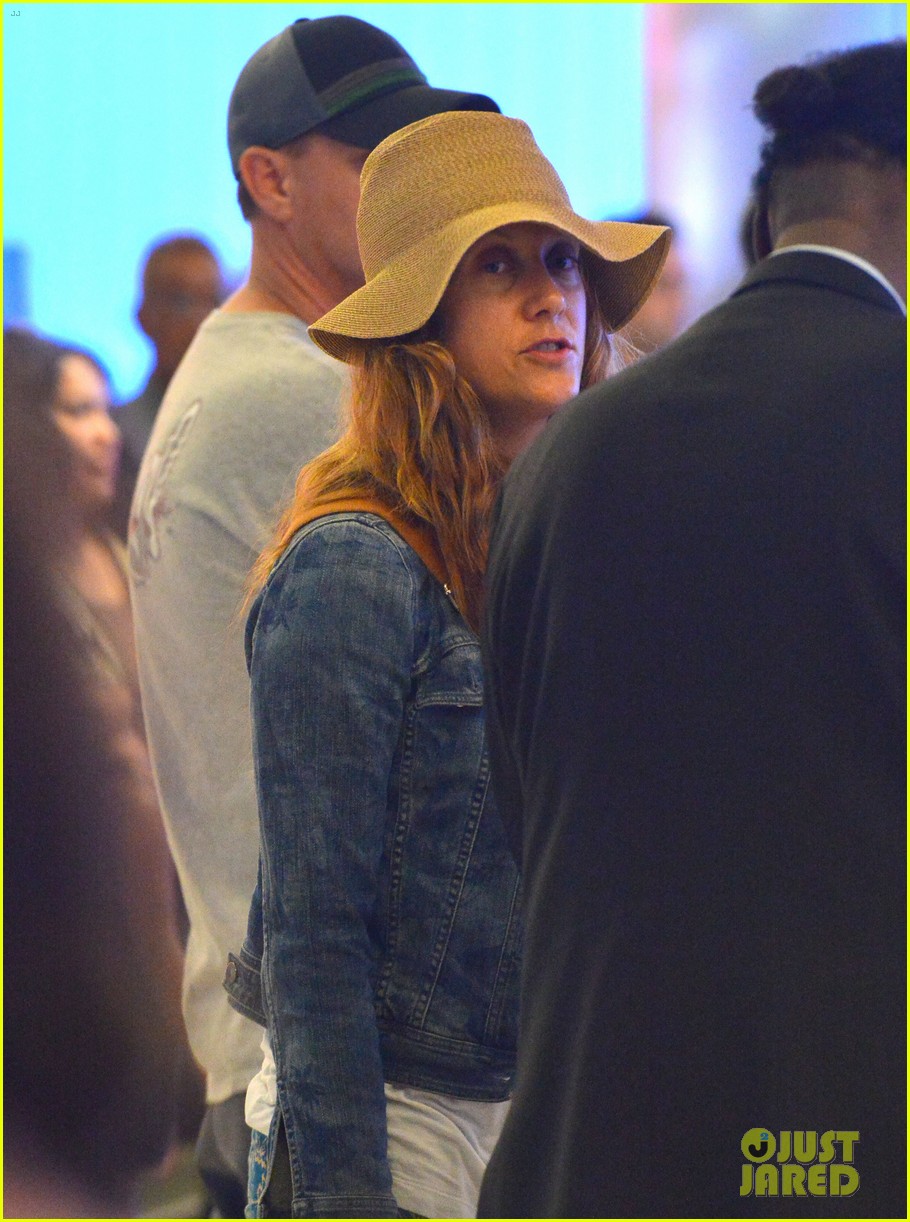 kate walsh ends caribbean vacation with flight to lax 04