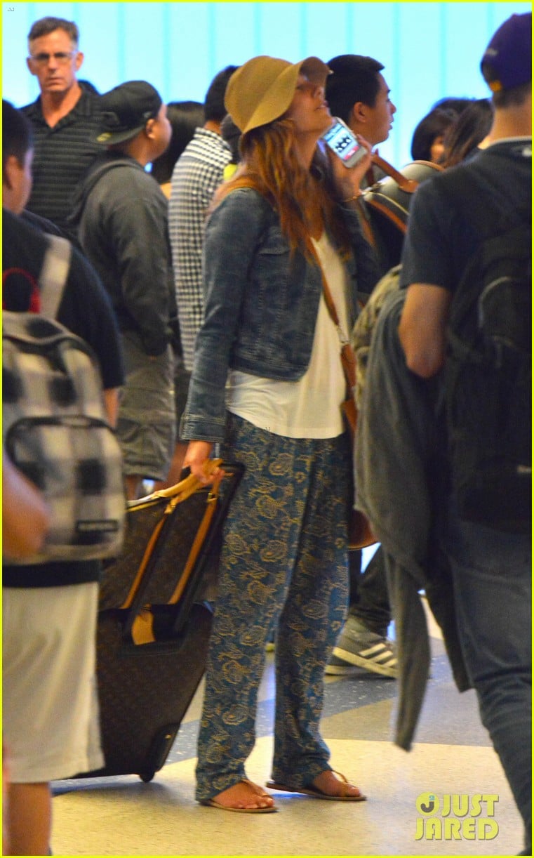 kate walsh ends caribbean vacation with flight to lax 072923926
