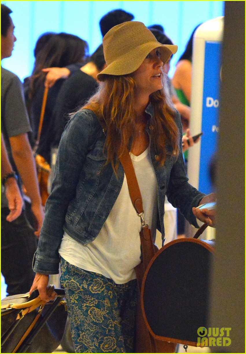 kate walsh ends caribbean vacation with flight to lax 102923929