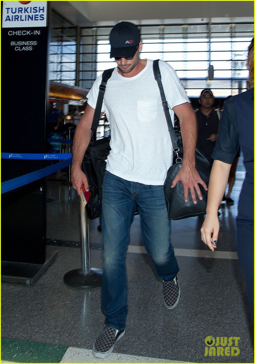 tom welling makes rare appearance at lax 012940884