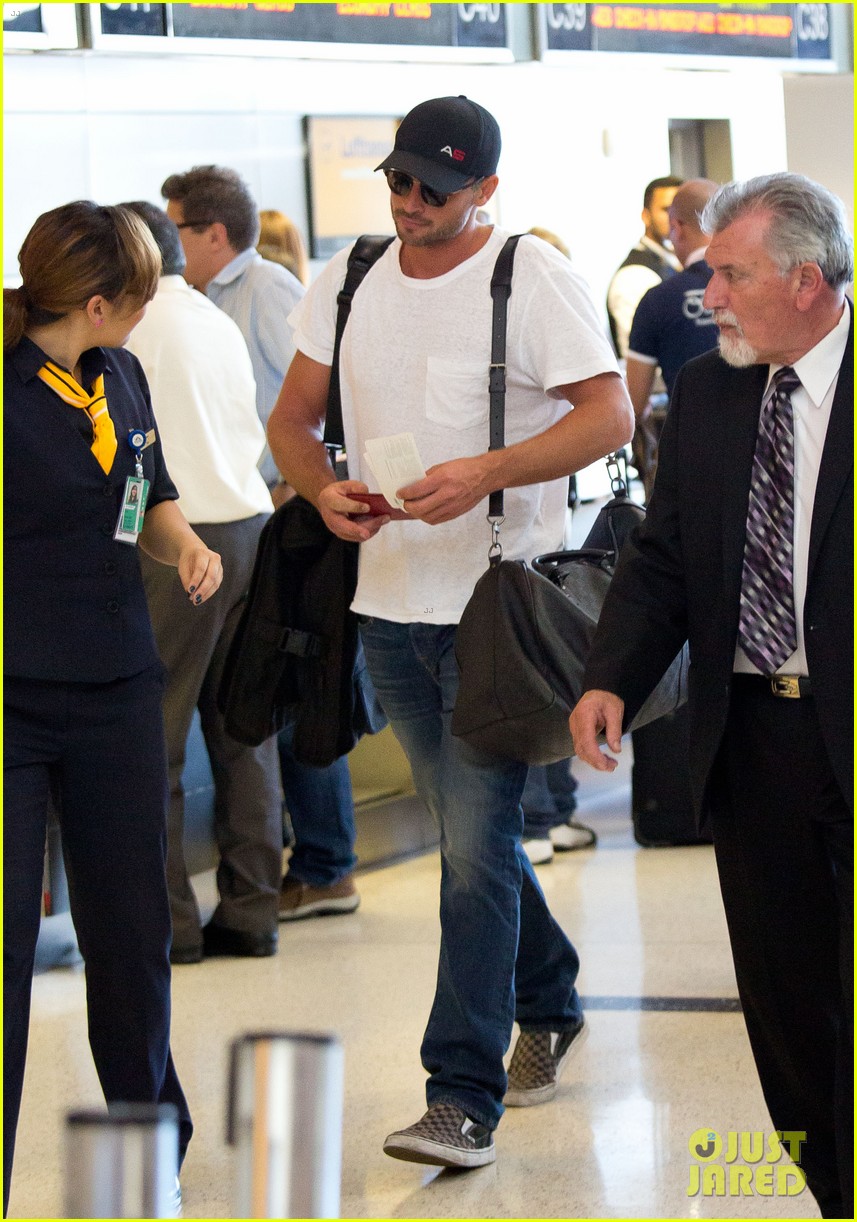 tom welling makes rare appearance at lax 05