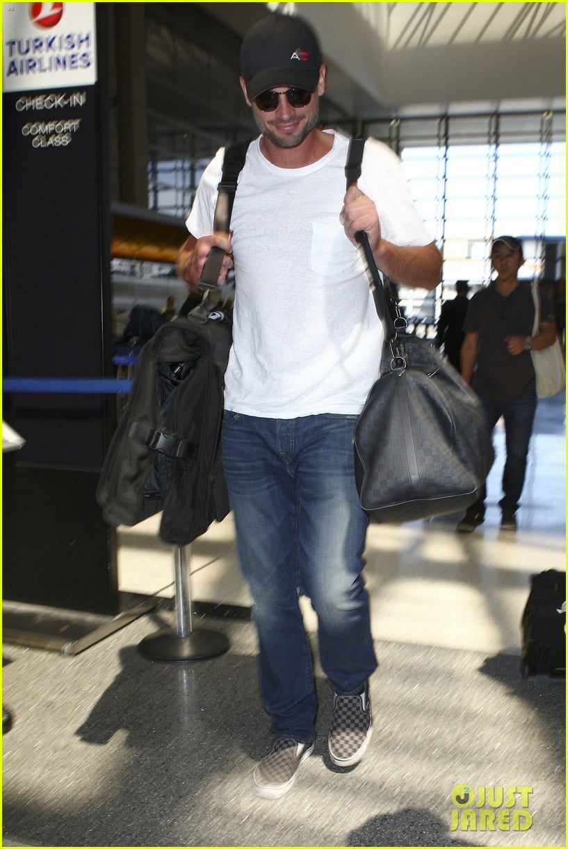 tom welling makes rare appearance at lax 132940896