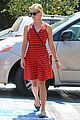 reese witherspoon business meeting at le pain quotidien 07