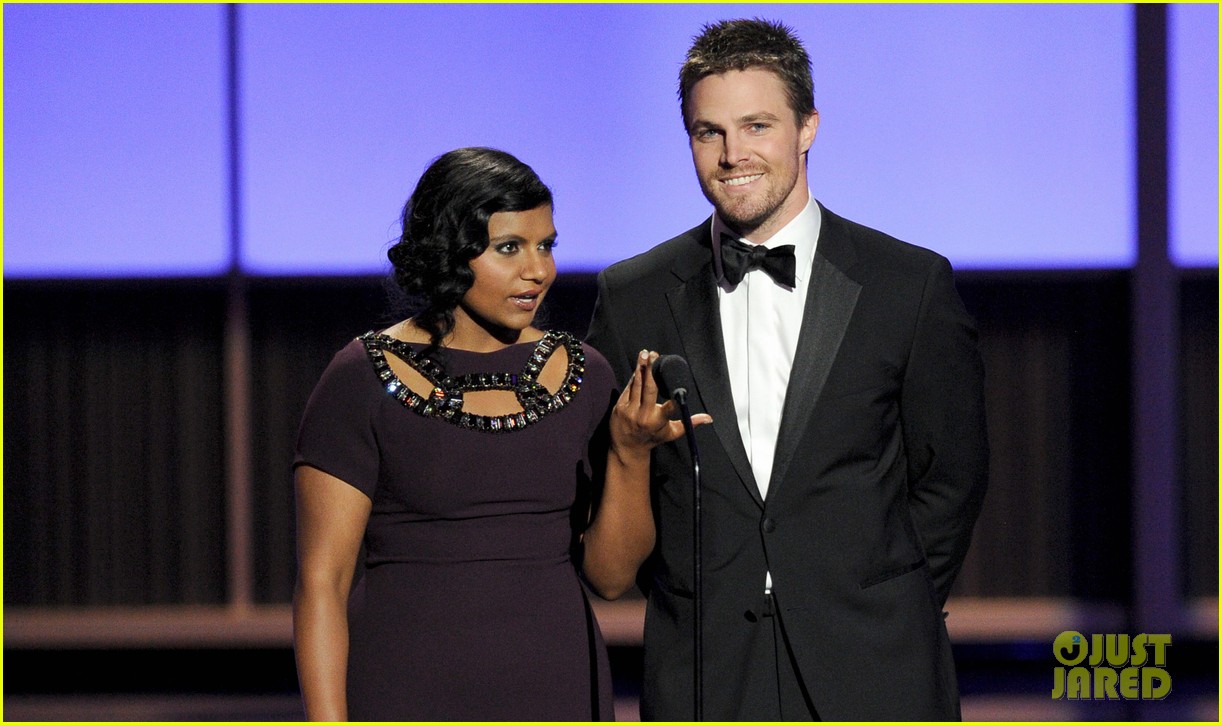 stephen amell emmys 2013 with mindy kaling 04