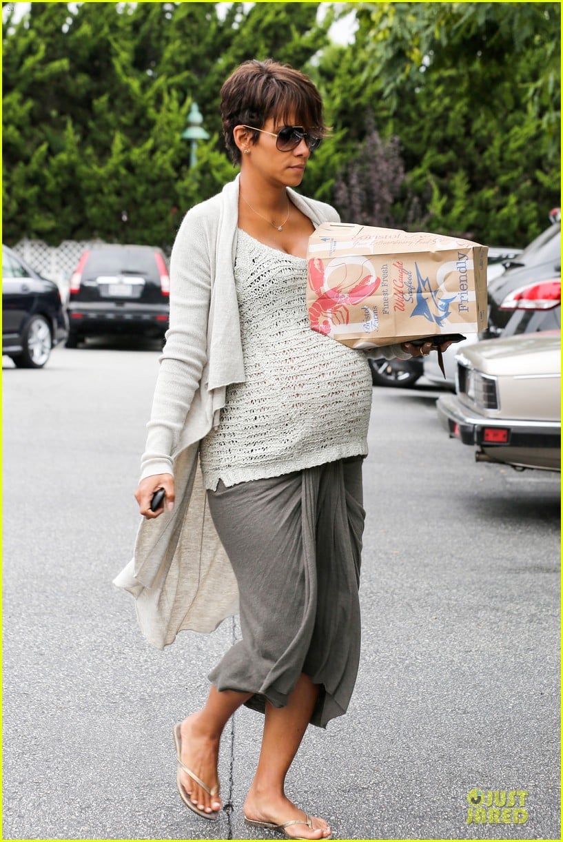 halle berry carries grocery bag on growing baby bump 052956225