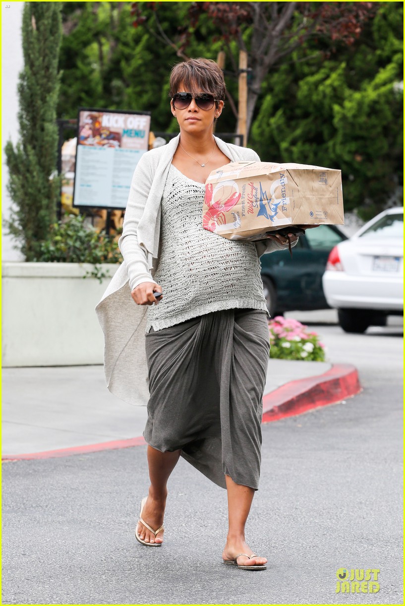 halle berry carries grocery bag on growing baby bump 06