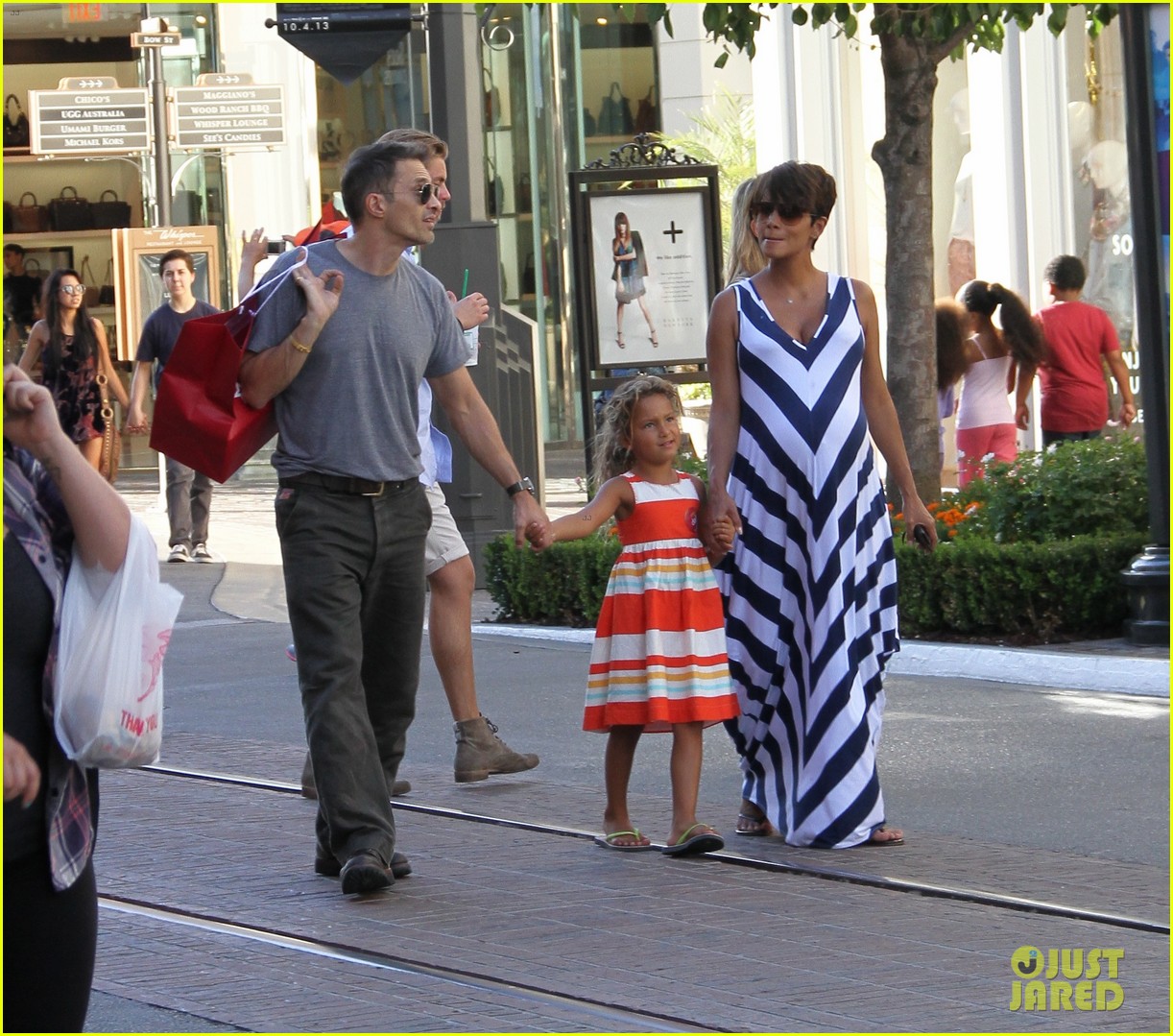 pregnant halle berry olivier martinez grove with nahla 042959013