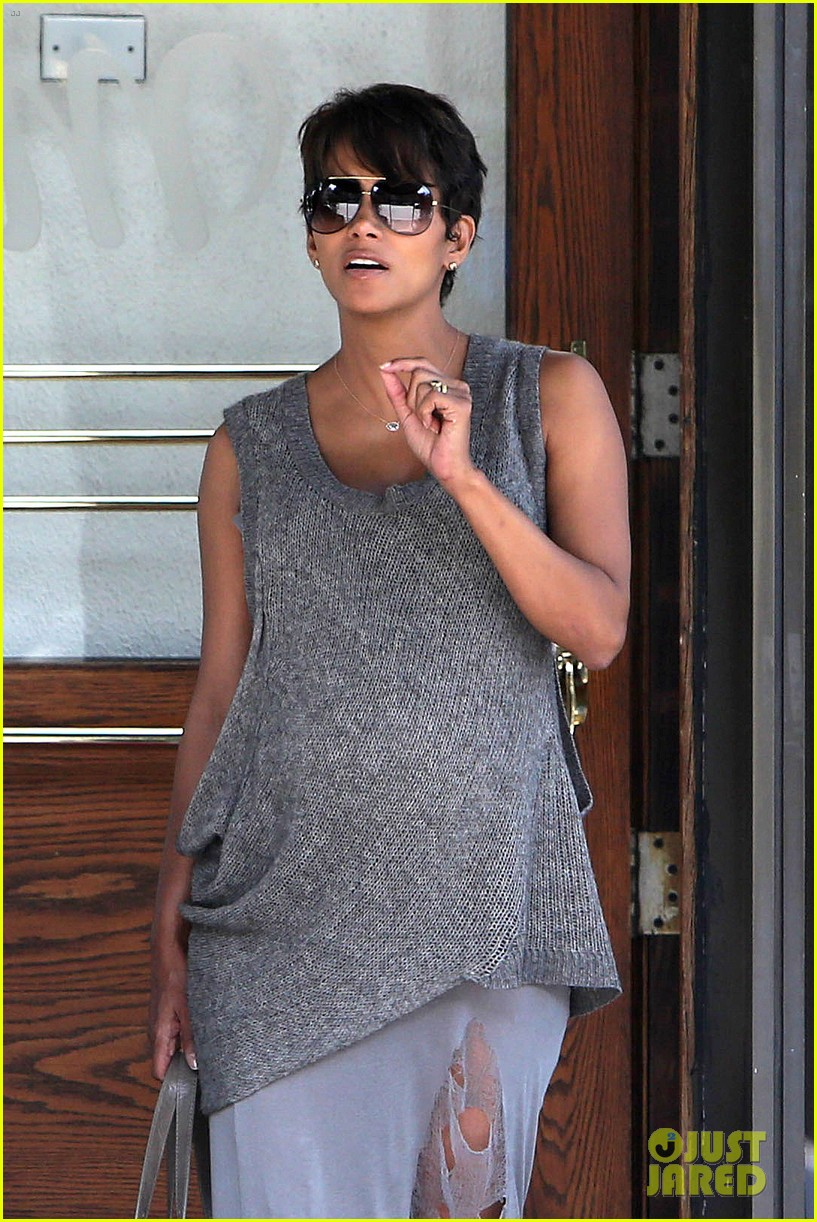 pregnant halle berry eats for two at madeos 06