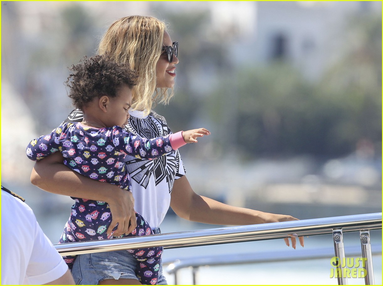 beyonce blue ivy arrive in ibiza after made in america fest 072942270
