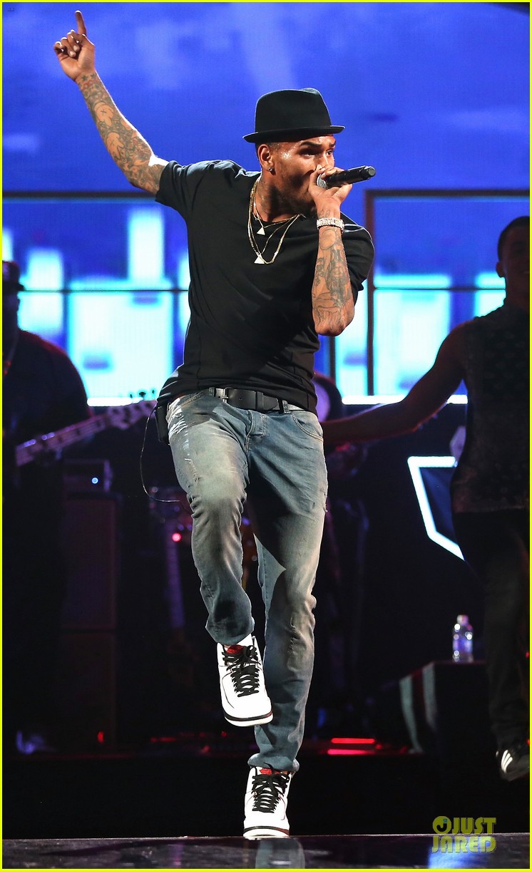 chris brown flashy dance moves at iheartradio music festival 182956622