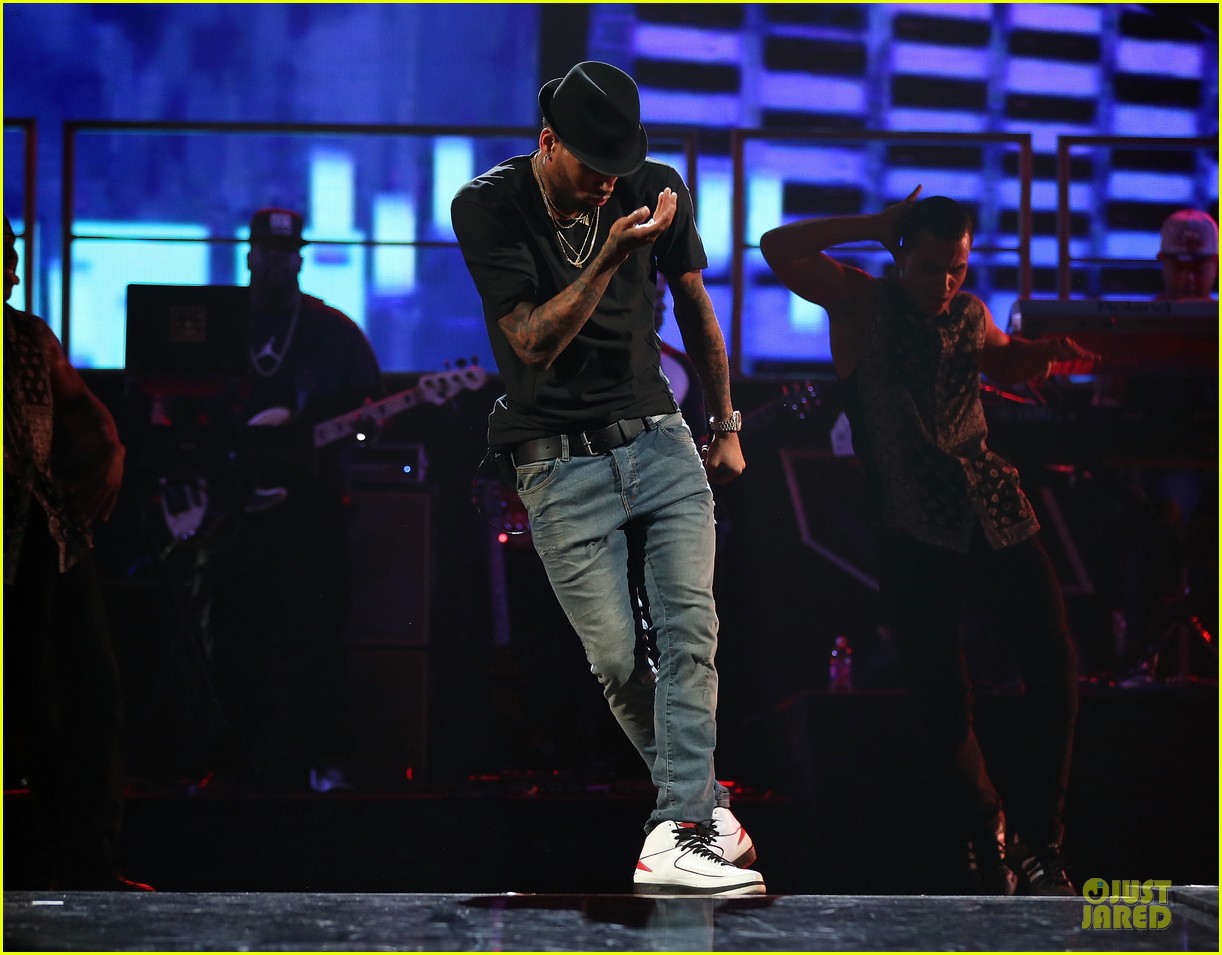 chris brown flashy dance moves at iheartradio music festival 192956623