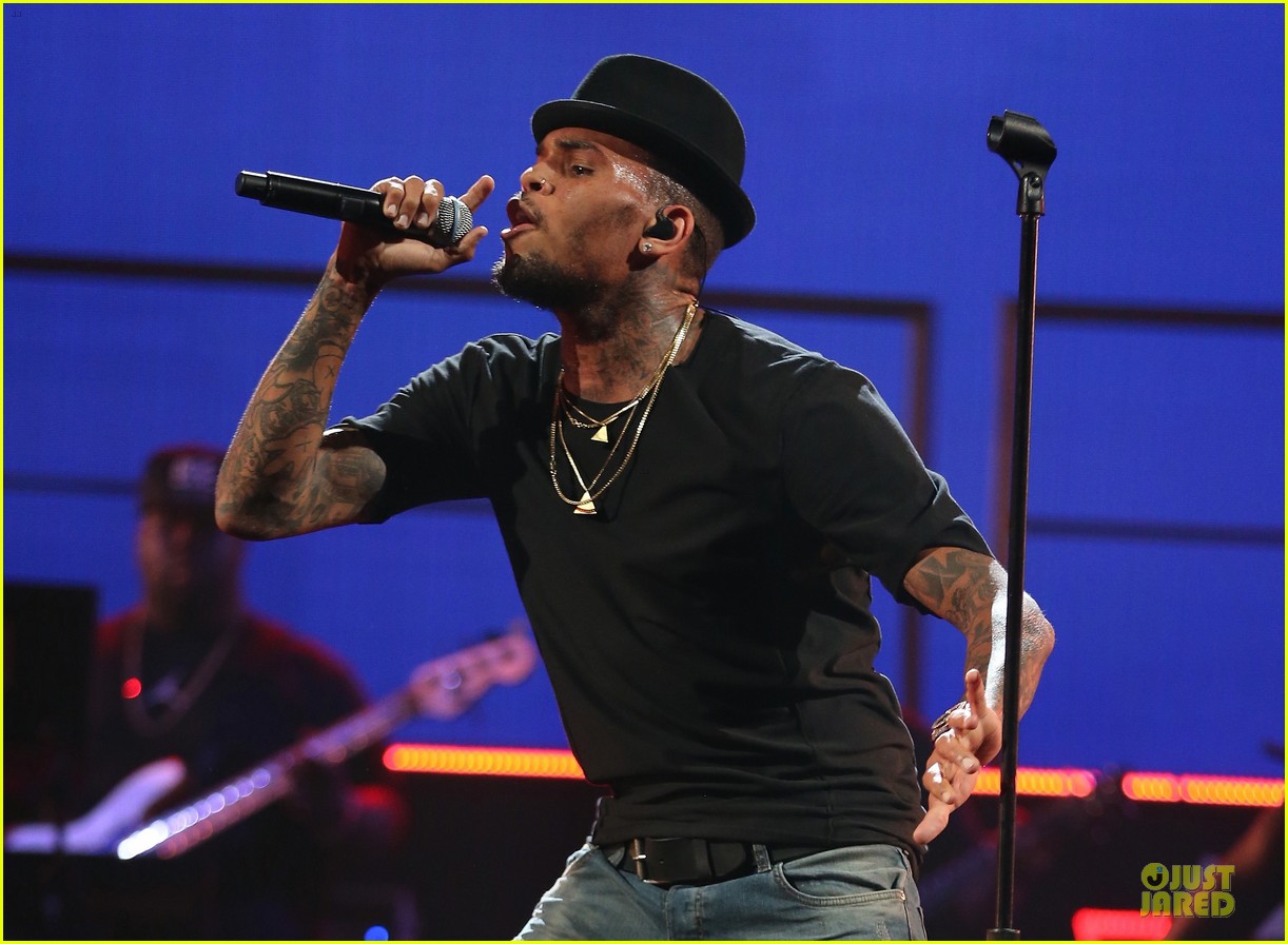 chris brown flashy dance moves at iheartradio music festival 202956624