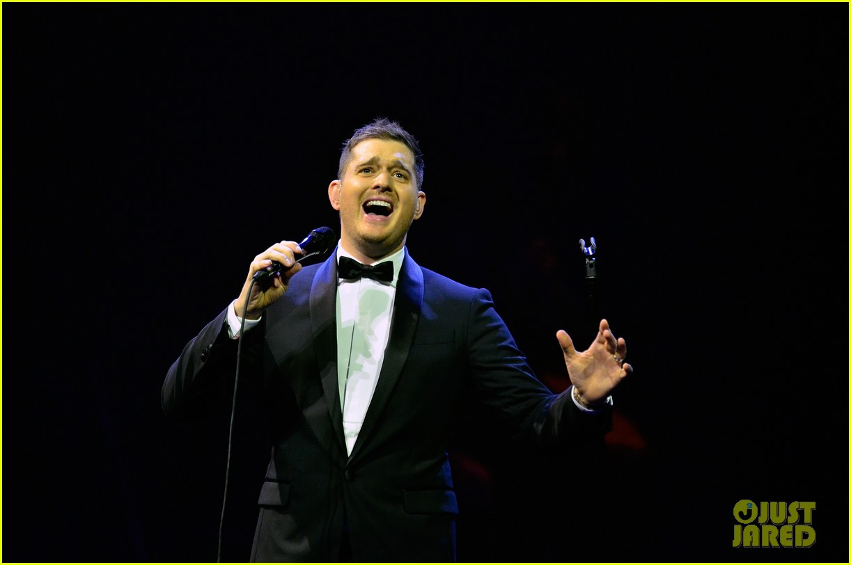 michael buble ends concert with amazing unplugged moment 17