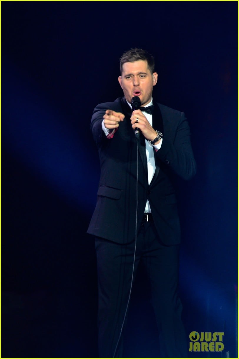 michael buble ends concert with amazing unplugged moment 24