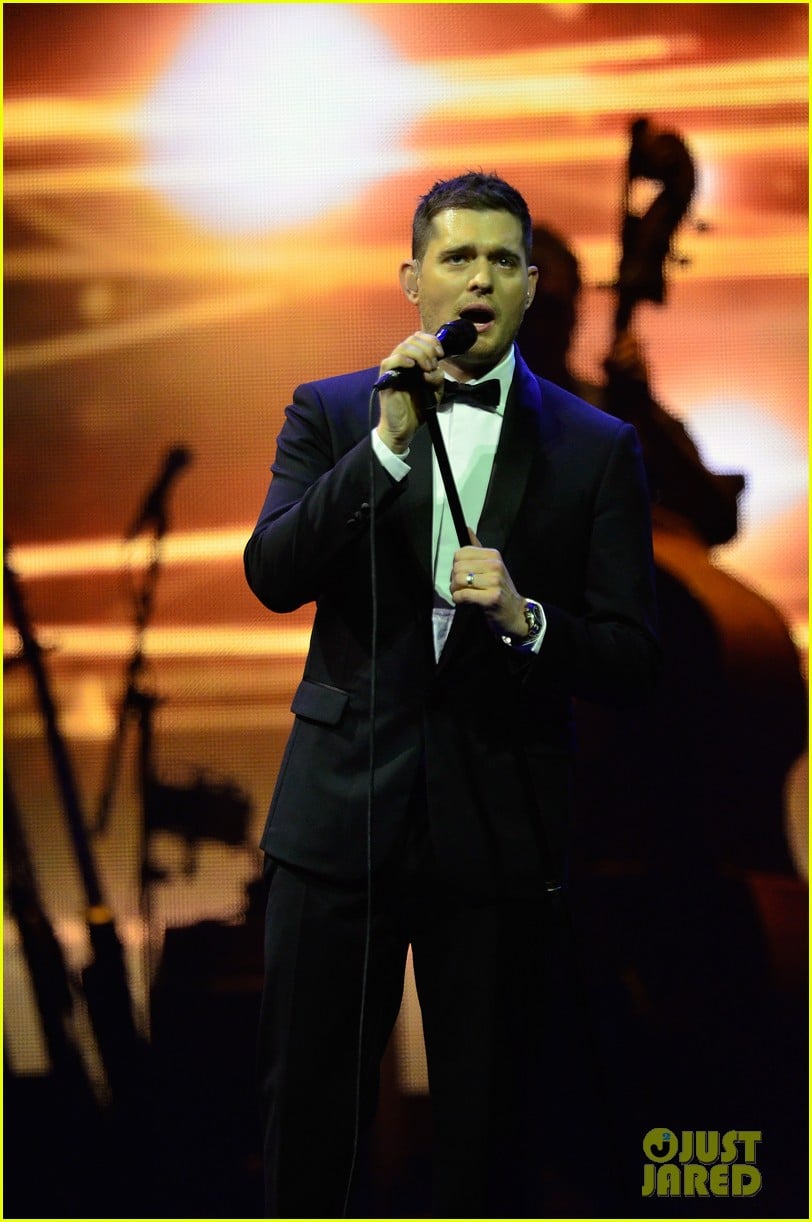 michael buble ends concert with amazing unplugged moment 26
