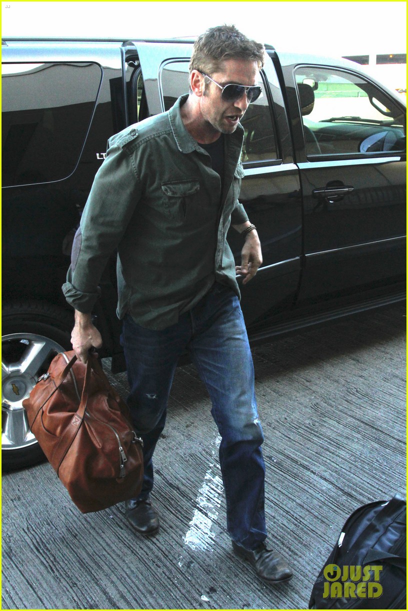 gerard butler catches a flight out of los angeles 01