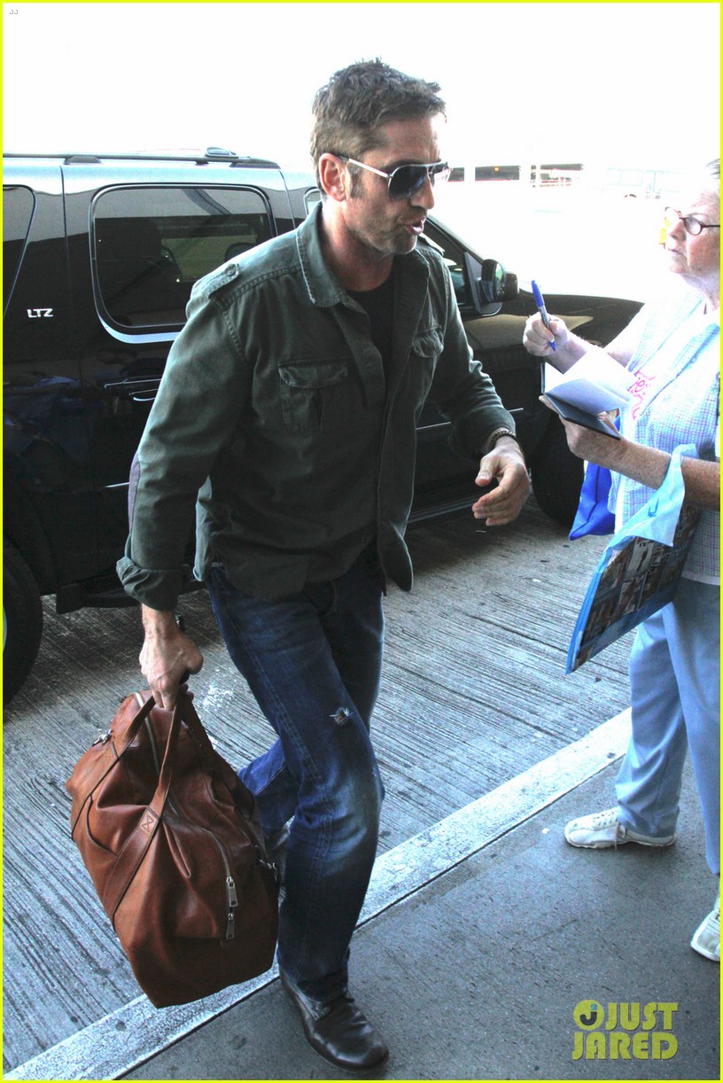 gerard butler catches a flight out of los angeles 04
