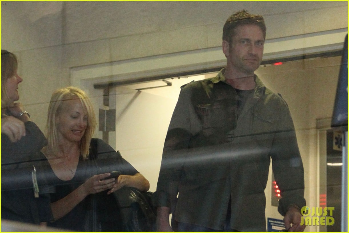 gerard butler catches a flight out of los angeles 062960676