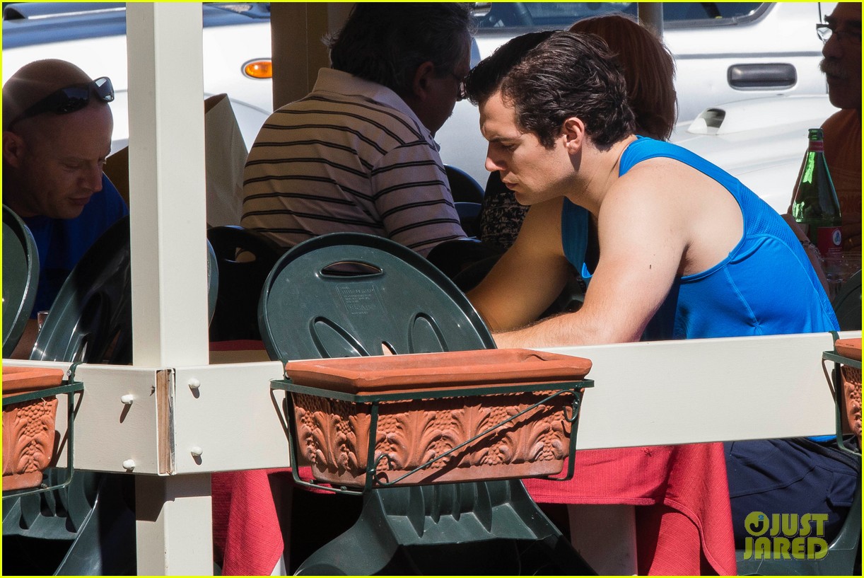 henry cavill shows off muscular arms for man from uncle 16