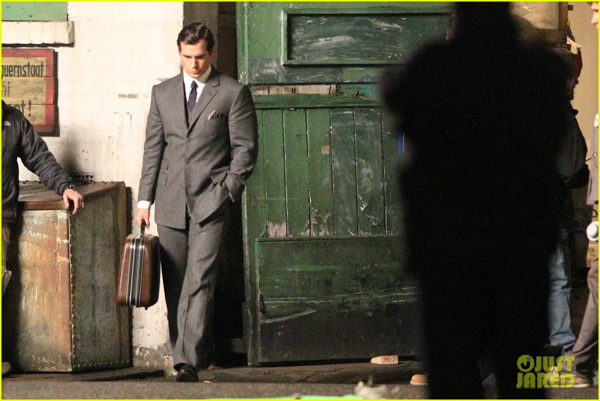 henry cavill suits up on man from uncle set 062955530