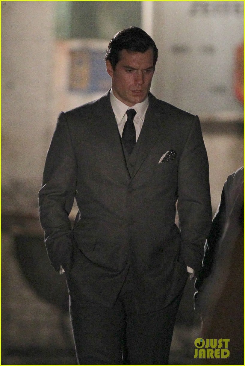 henry cavill suits up on man from uncle set 102955534