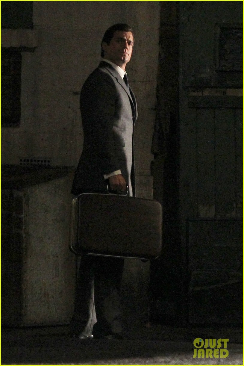 henry cavill suits up on man from uncle set 11