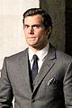 henry cavill suits up on man from uncle set 02