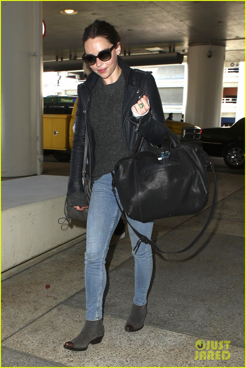 emilia clarke flies out of town after emmys loss 072958964