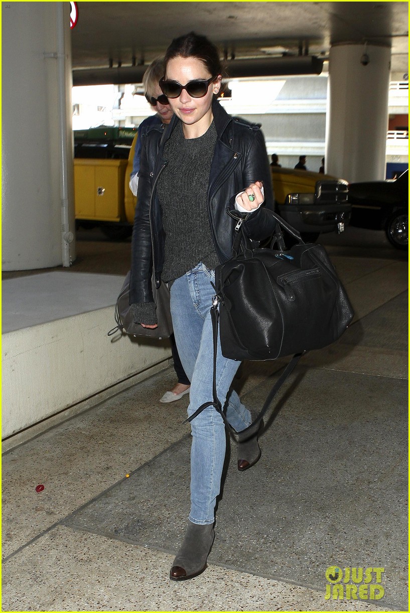 emilia clarke flies out of town after emmys loss 112958968