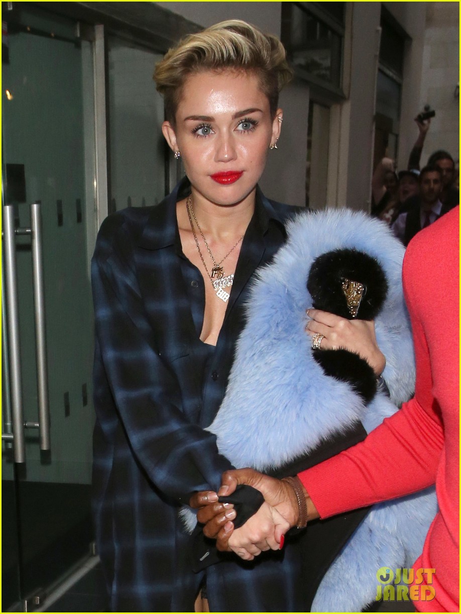 miley cyrus steps out after breaking vevo video record 06