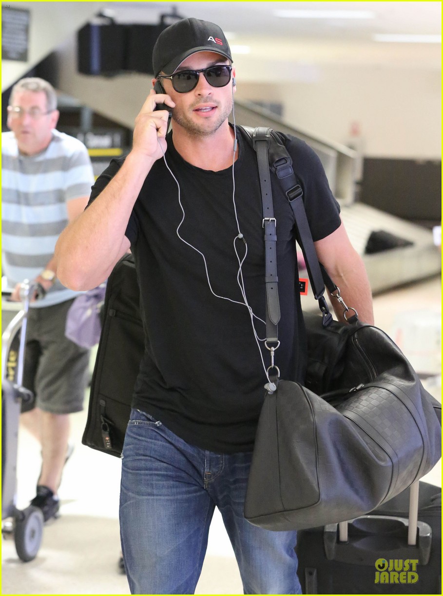 zac efron tom welling lax arrival after toronto film festival 132946140