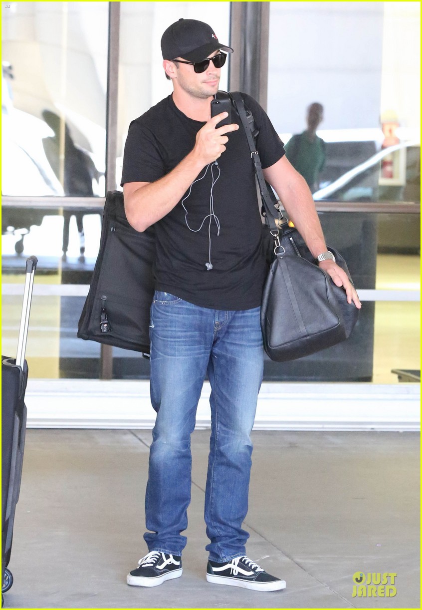 zac efron tom welling lax arrival after toronto film festival 172946144