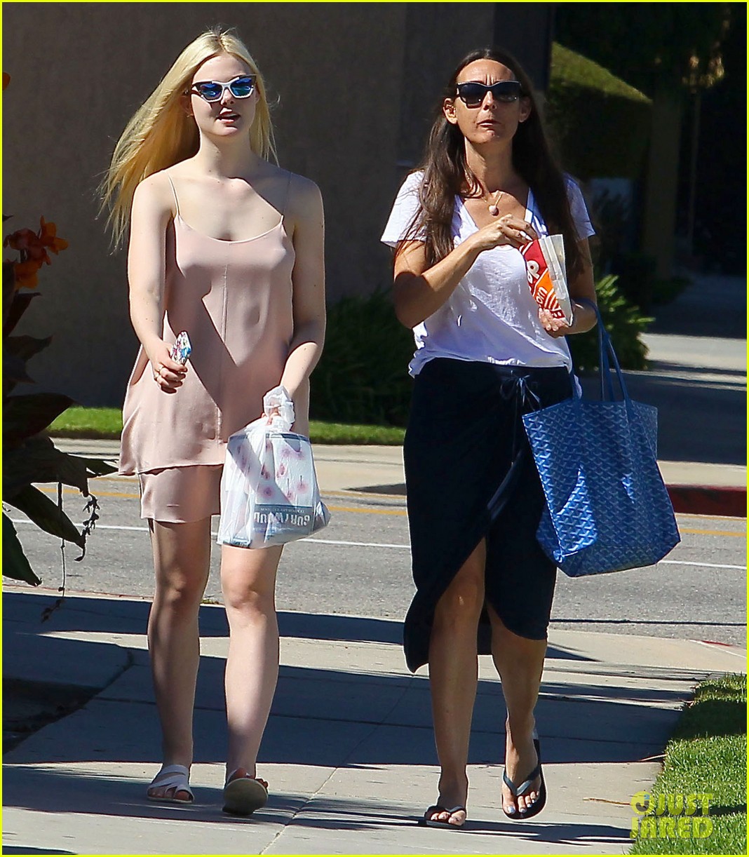 elle fanning preps for halloween with mom heather 092962798