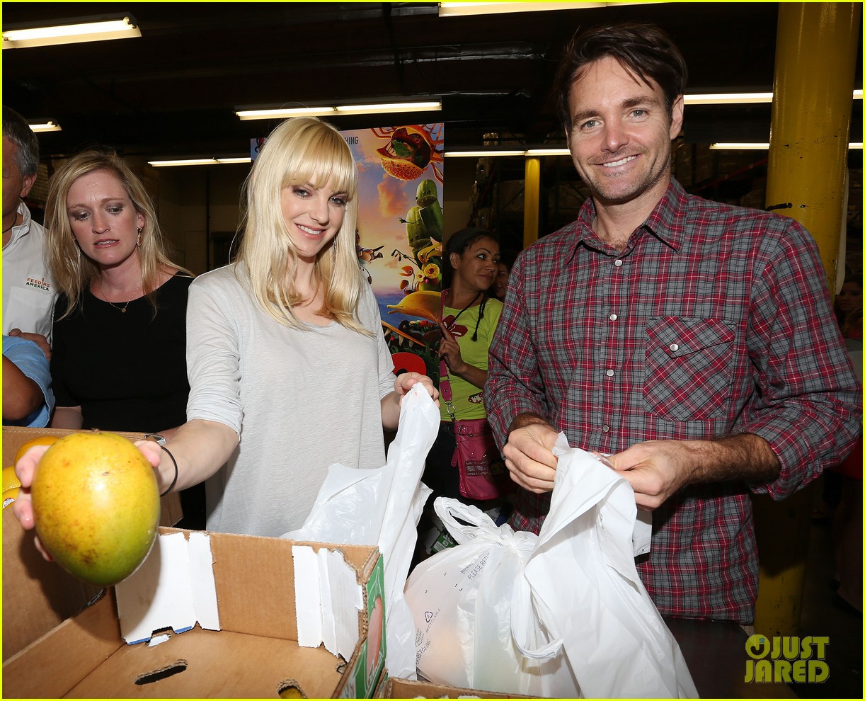 anna faris will forte cloudy cast supports food bank 062948839