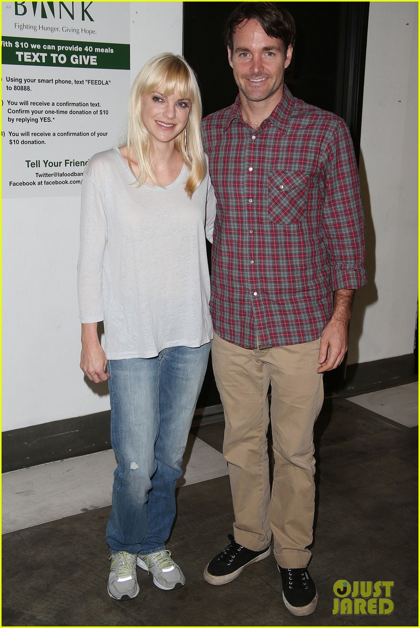 anna faris will forte cloudy cast supports food bank 122948845