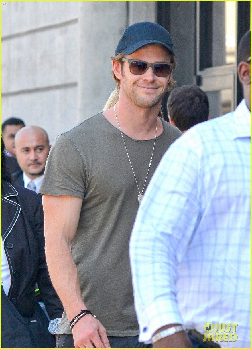 chris hemsworth bares buff arms while landing in los angeles 09