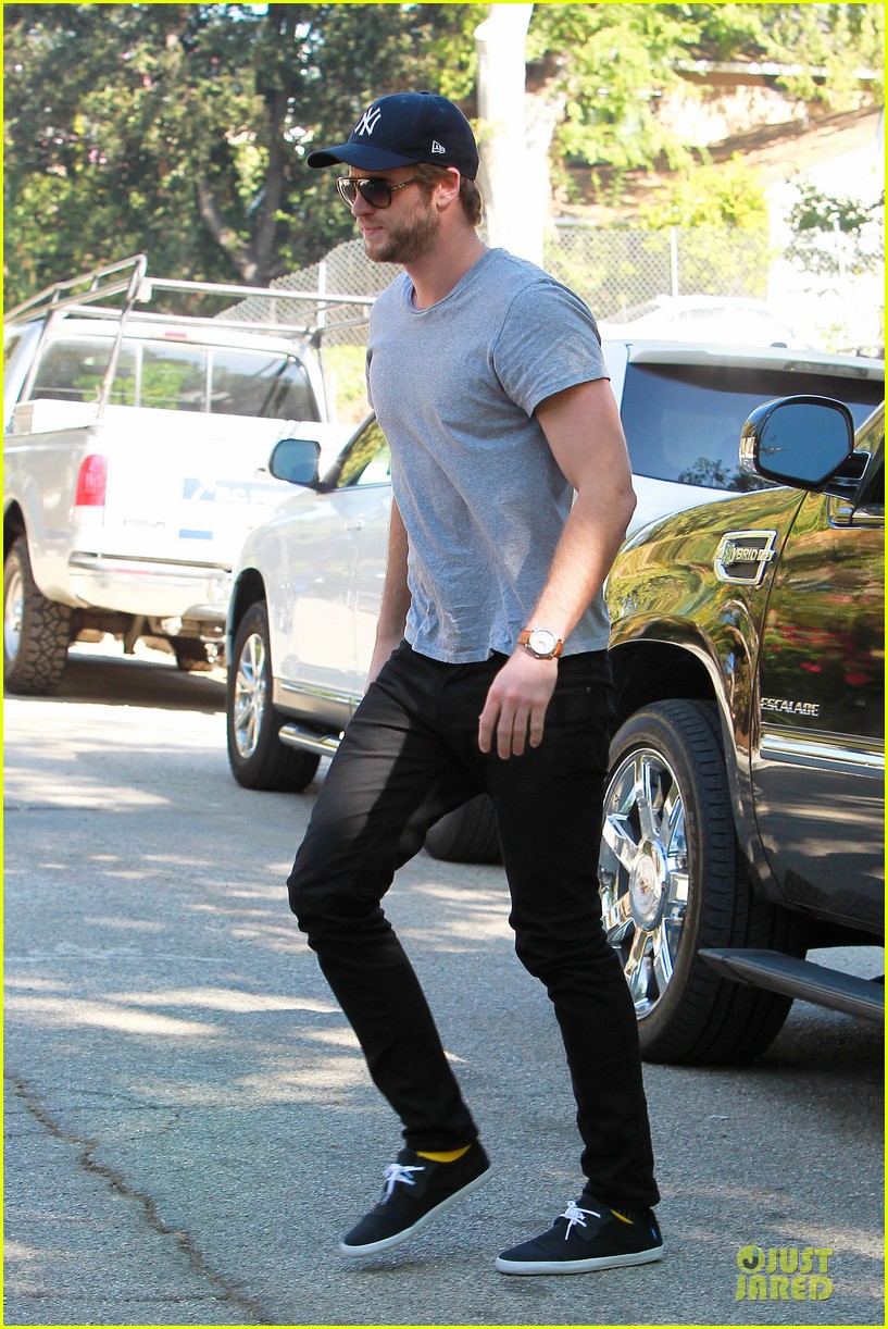 liam hemsworth visits friend after unfollowing miley cyrus 032954292