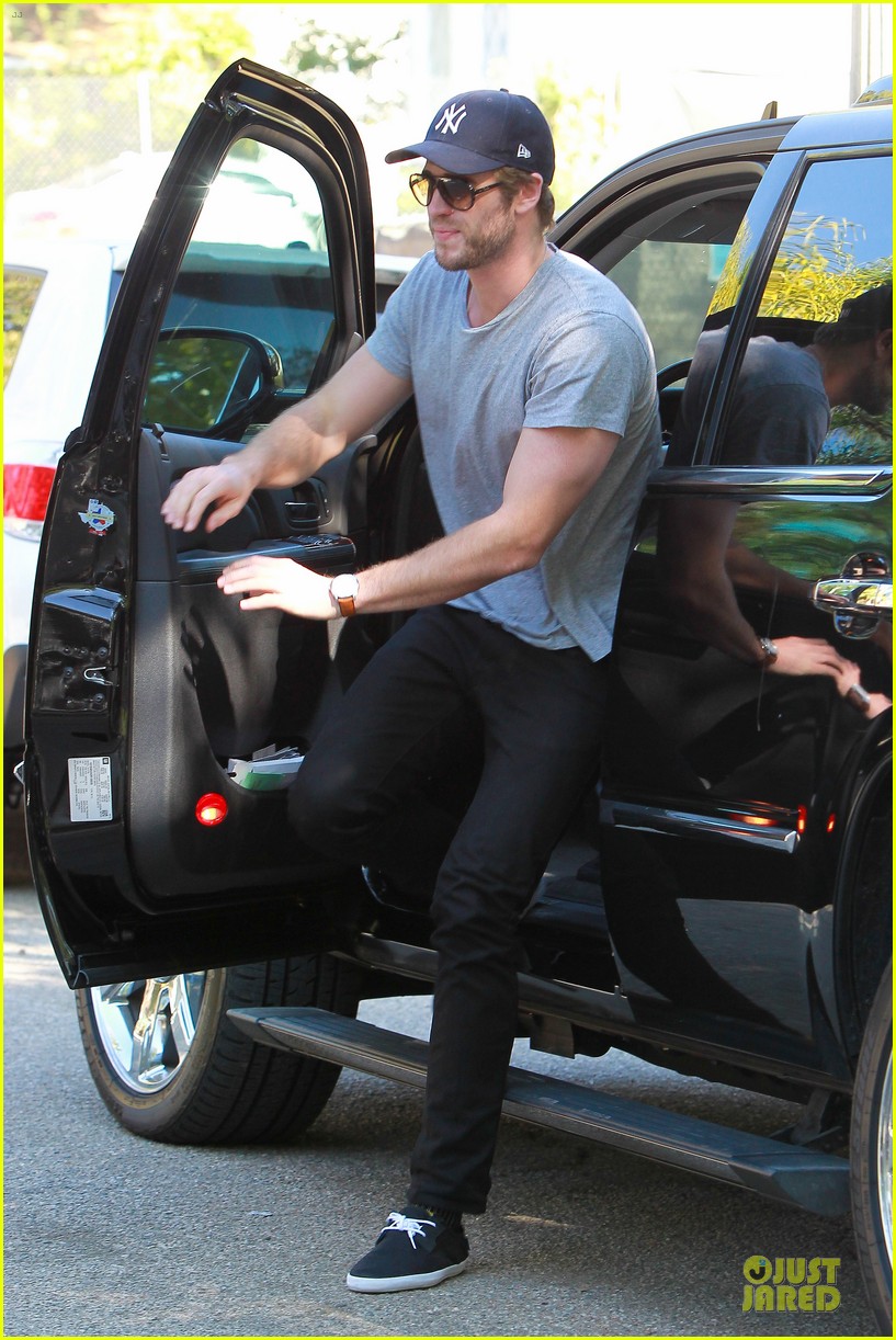 liam hemsworth visits friend after unfollowing miley cyrus 05
