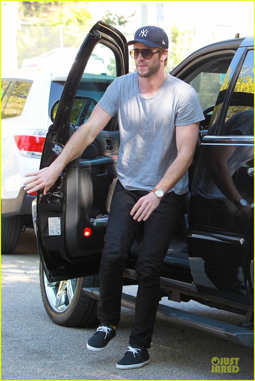 liam hemsworth visits friend after unfollowing miley cyrus 11