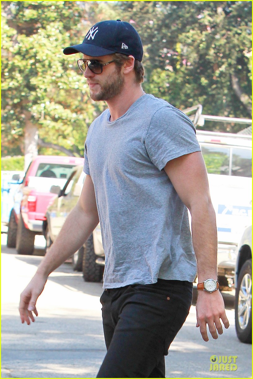 liam hemsworth visits friend after unfollowing miley cyrus 12
