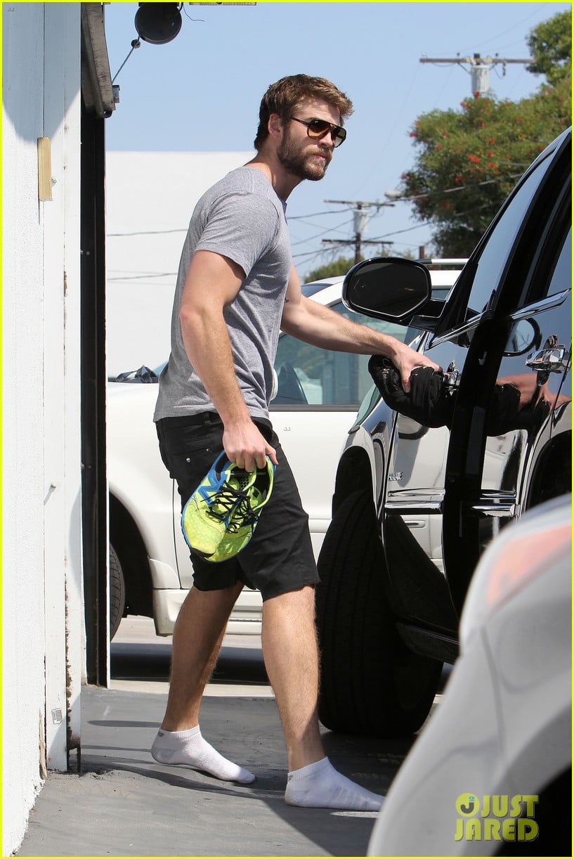liam hemsworth steps out after new january jones rumors 03
