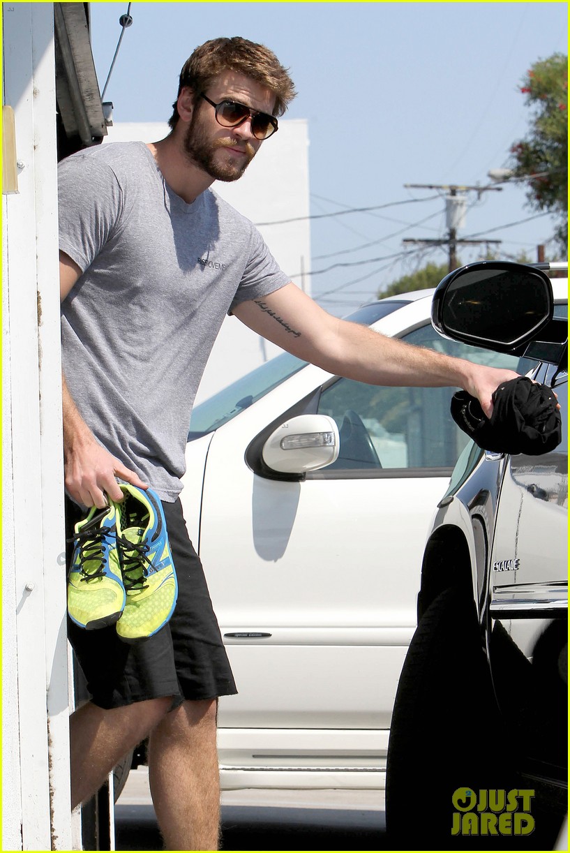 liam hemsworth steps out after new january jones rumors 072950412