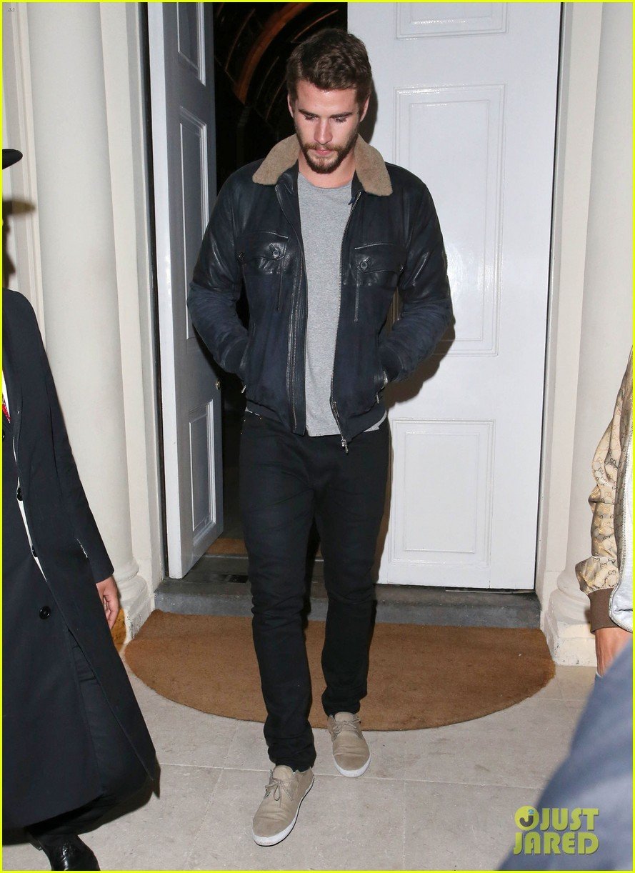 liam hemsworth reunites with brother chris in london 052941651