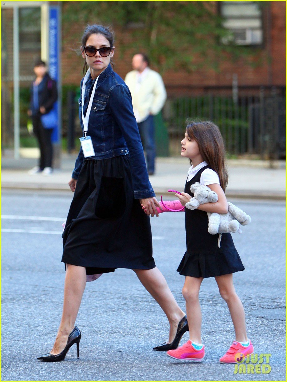 katie holmes morning stroll with suri after trying cronuts 052959899