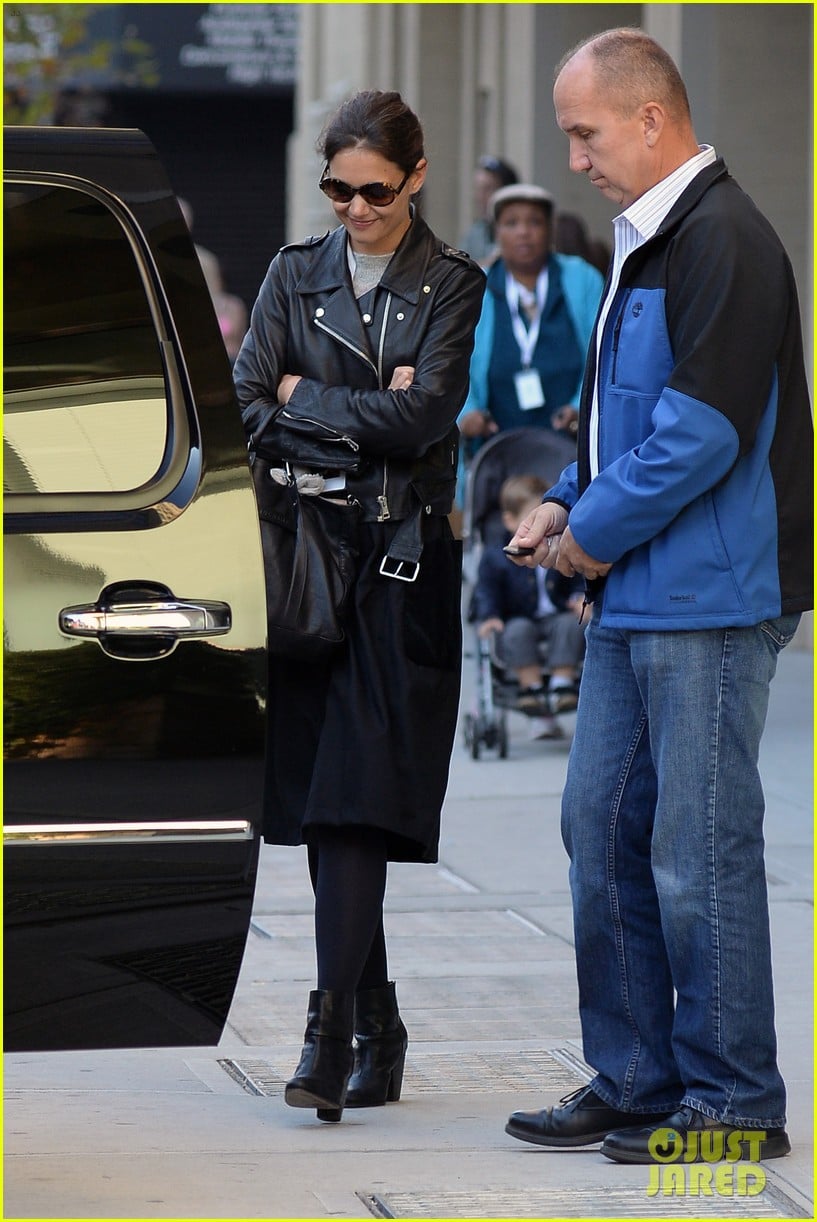 katie holmes heads home afte dropping suri at school 032955542