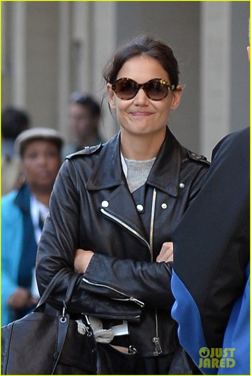 katie holmes heads home afte dropping suri at school 062955545