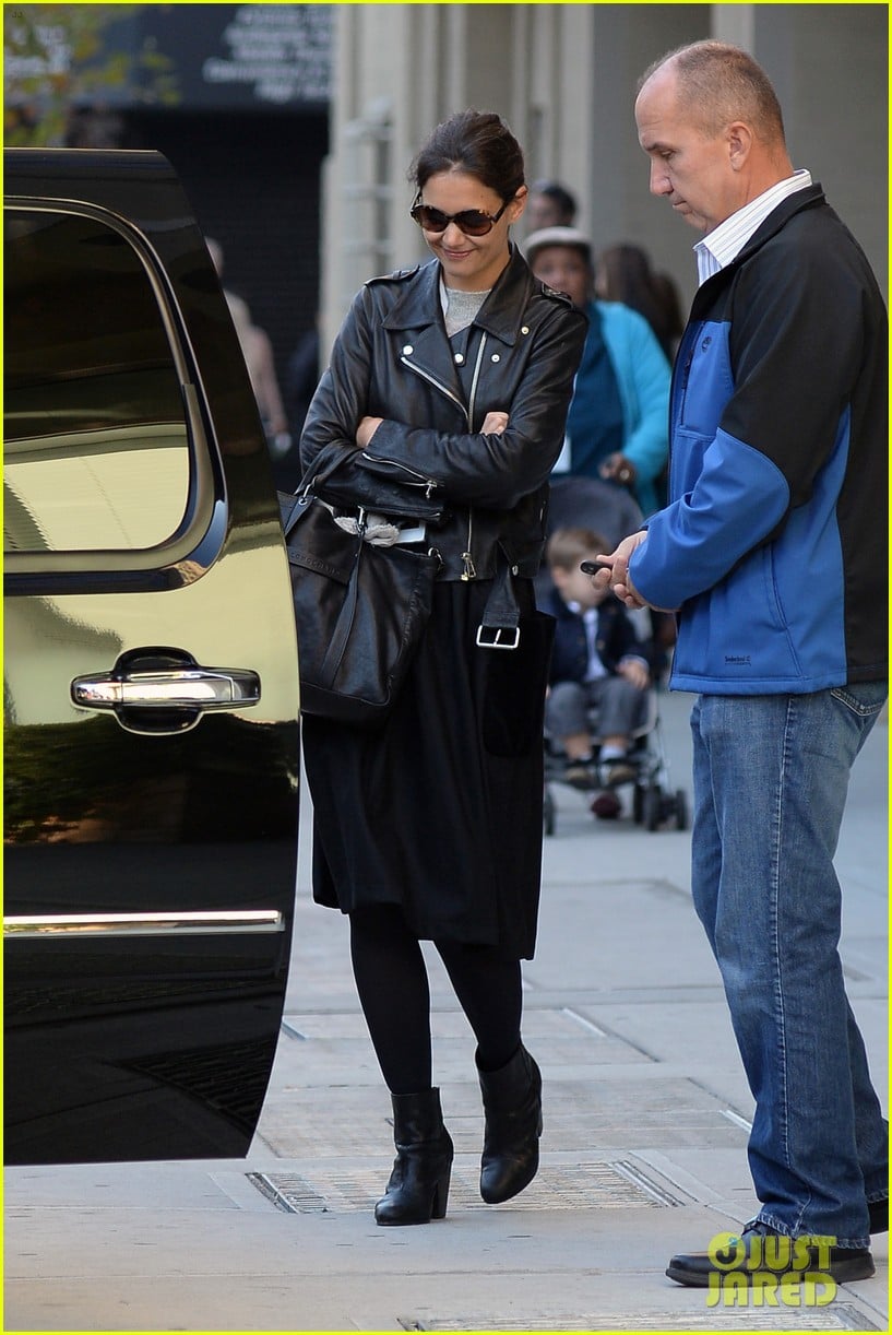 katie holmes heads home afte dropping suri at school 102955549