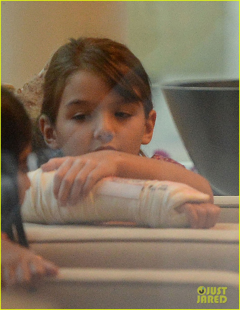 katie holmes pampers suri after she breaks her arm 082946571