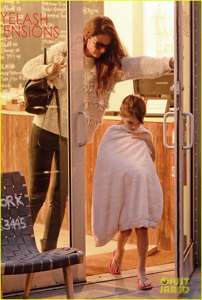 katie holmes pampers suri after she breaks her arm 11